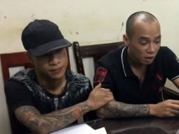 Video: Sau 1 ngày bị bắt giữ, kẻ khống chế con tin ở Hà Nội vẫn 'ngáo đá'