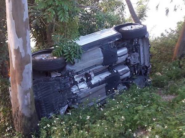 Video: Xe Range Rover lao qua lan can đường lật ngang