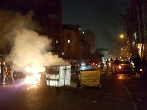 10 người chết trong biểu tình xuyên đêm giao thừa ở Iran