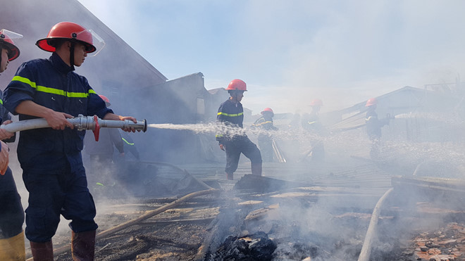 Bốn căn nhà cháy rụi trong ngày đầu năm