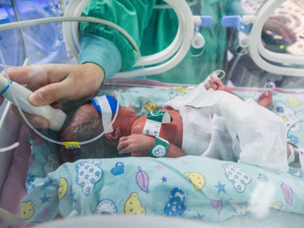 Chị em sinh ba chào đời cách nhau hai ngày