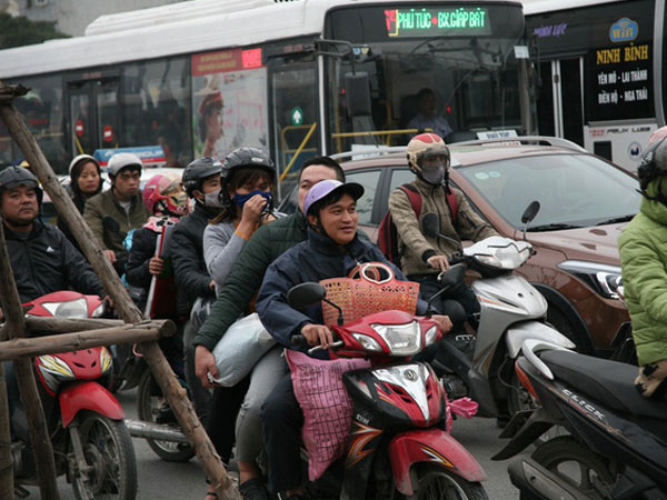 Cửa ngõ thành phố đông nghẹt khi người dân trở về sau kỳ nghỉ lễ Tết Dương lịch