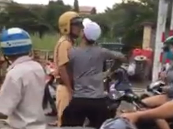 Nam thanh niên rút dao đâm CSGT khi dừng đèn đỏ chờ tàu