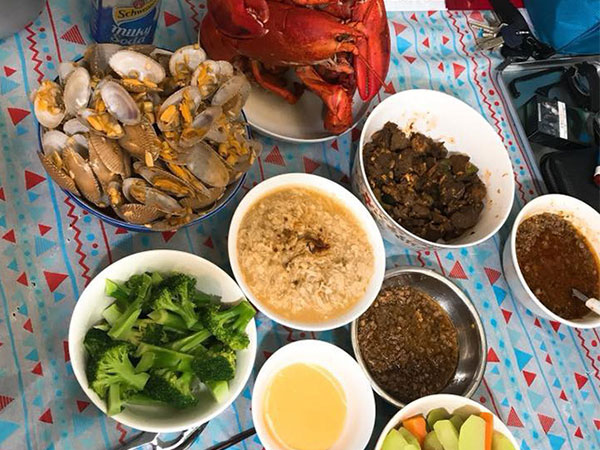 Ngày đầu tiên năm mới, hội chị em người khoe cỗ bàn linh đình, người tâm sự dăm ba câu tiễn năm cũ đi