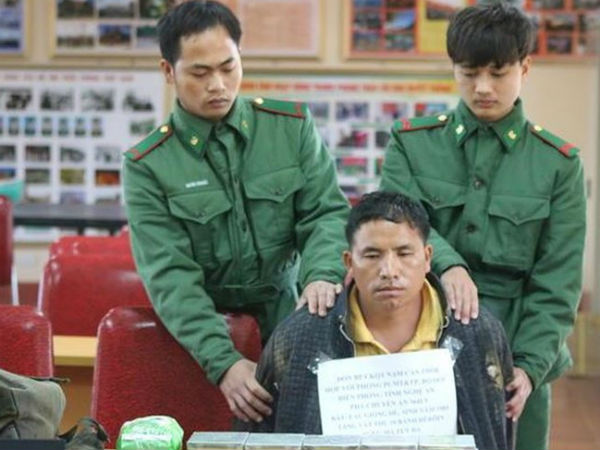 Người đàn ông vượt biên mang 10 bánh heroin vào Việt Nam