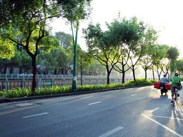 Phố phường Sài Gòn tĩnh lặng đến lạ thường trong ngày đầu năm mới