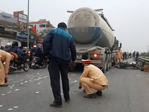 Xe bồn cuốn hai người đi xe máy vào gầm tử vong