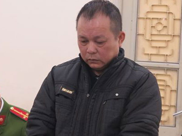 Bị bắt quả tang khi đang ôm cả ba lô ngoại tệ giả, chờ giao dịch