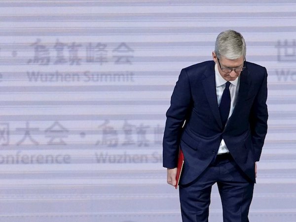 CEO Tim Cook phải chịu trách nhiệm về vụ bê bối pin của iPhone