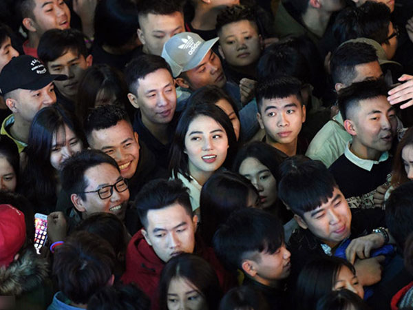 Cô gái xinh đẹp giữa biển người được tìm kiếm sau đêm giao thừa