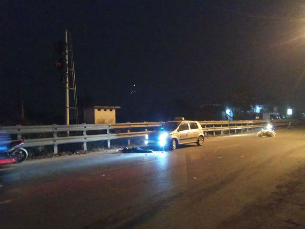 Hà Nội: 'Né' tai nạn, đôi nam nữ bị taxi đâm thương vong