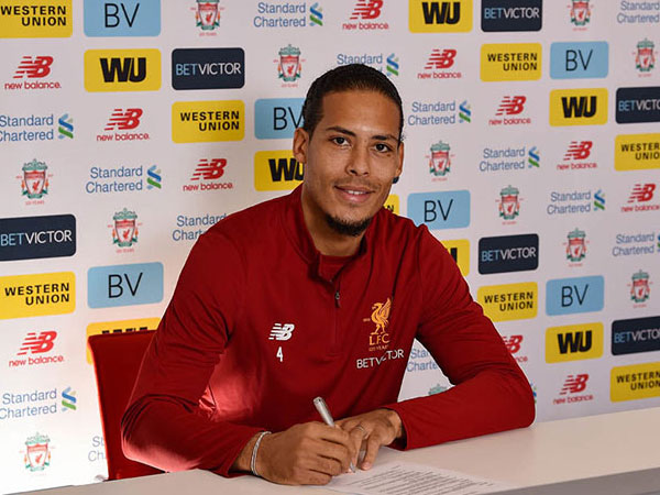 Hậu vệ đắt giá nhất thế giới Van Dijk ra mắt CĐV Liverpool