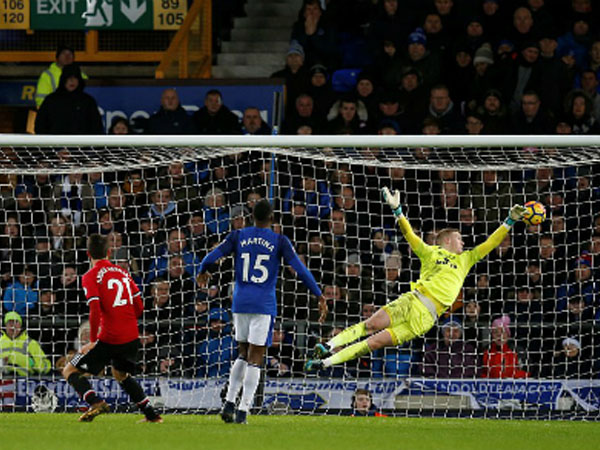 Man Utd đánh bại Everton để trở lại ngôi nhì bảng
