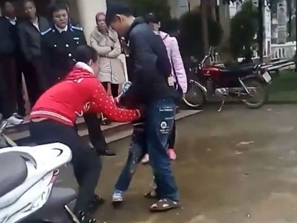 Người mẹ trong vụ bé gái khóc thét khi mẹ quay về đón sau 6 năm: 'Tôi đòi lại con vì chồng giao bé cho hàng xóm nuôi'