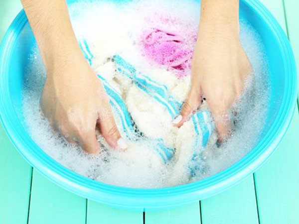 Quần áo nhanh hóa 'giẻ rách' vì những sai lầm chị em thường mắc khi giặt bằng tay