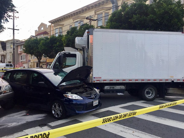 Xe tải lao vào người đi bộ ở San Francisco