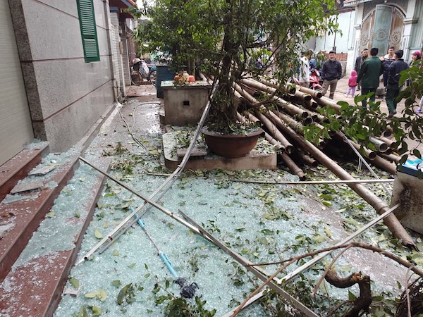 Sức công phá của vụ nổ khủng khiếp đến nỗi tạo ra hố sâu lớn, nhiều cửa kính cường lực cách 200-300 mét vỡ nát