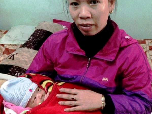 Bé trai sơ sinh 1 tháng tuổi bị bỏ rơi bên vệ đường