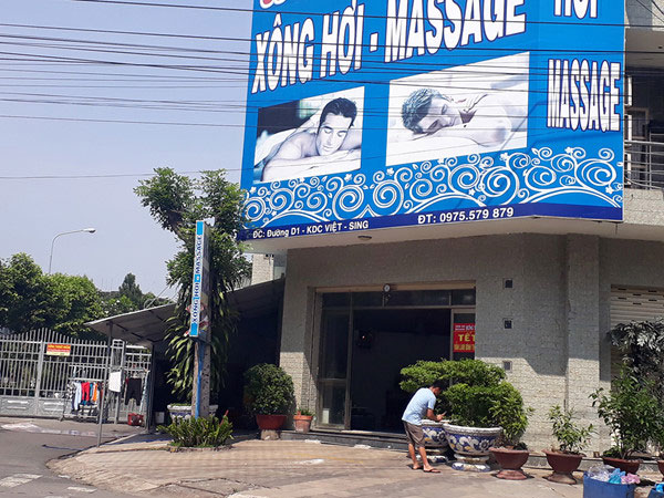 Bị đánh gục khi cầm dao xông vào cơ sở massage