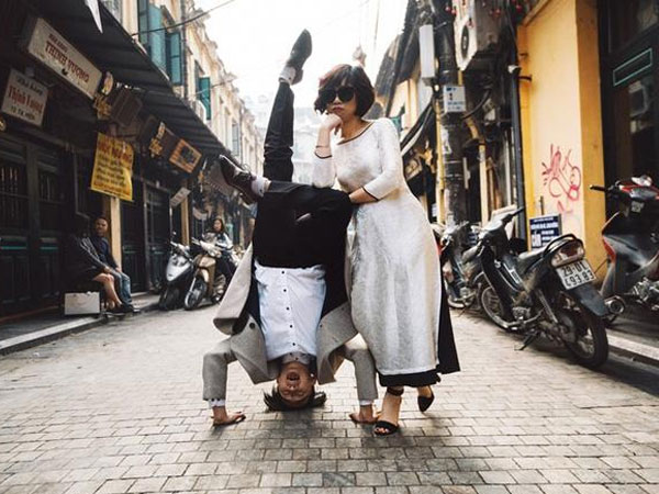 Chàng 'phi công' ngày tỏ tình vẫn gọi chị xưng em và ảnh cưới nhảy khắp Hà Nội cực chất