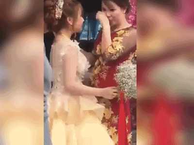Clip cô dâu ôm cha mẹ khóc nức nở trong ngày cưới: 'Lấy chồng xa 53km thôi mà cảm giác như 530km vậy'