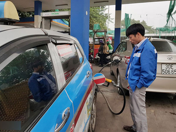 ‘Có khách hàng đến to tiếng và yêu cầu hút xăng E5 ra’
