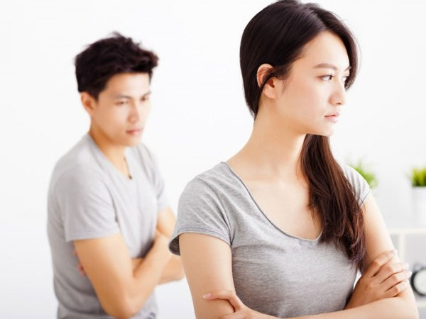 Đập đầu vào tường tự tử vẫn không ngăn được chồng cặp kè với tình cũ