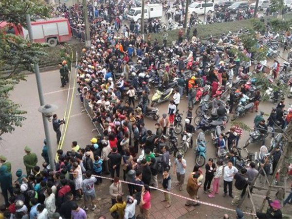 Hiếu kỳ với bom đạn, 'thói quen' dị thường của nhiều người Việt