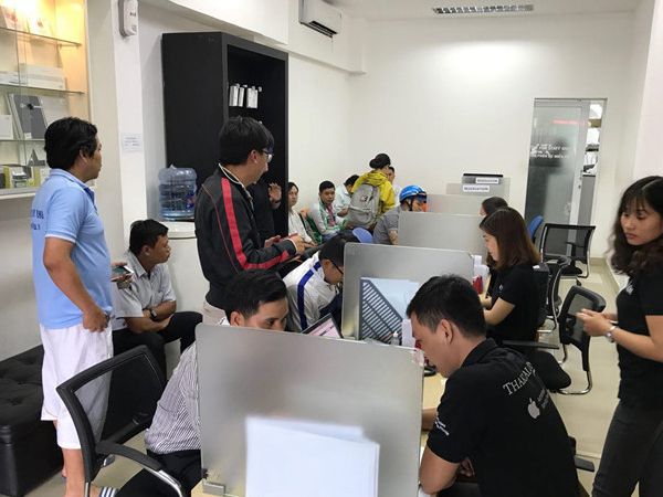 Người dùng Việt Nam ùn ùn đổi pin iPhone, trung tâm bảo hành Apple quá tải