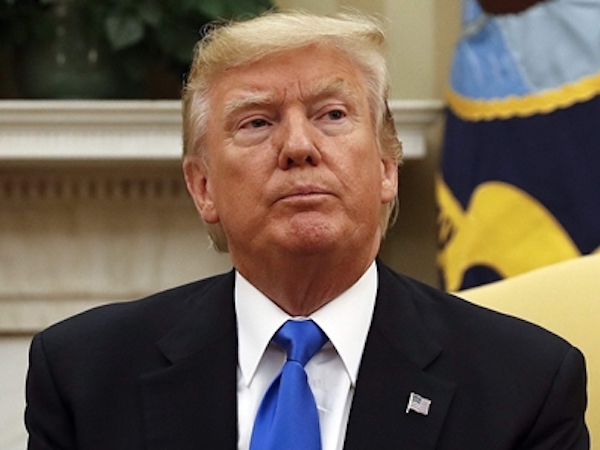 Trump hứng chỉ trích vì 'khoe nút kích hoạt hạt nhân'