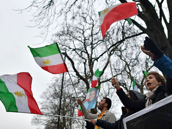 Vì sao biểu tình lớn nhất thập kỷ nổ ra khắp Iran?