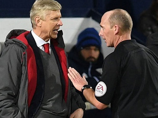 Wenger gặp vạ vì bình luận về trọng tài