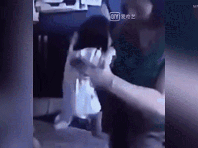 Bảo mẫu mạnh tay lắc giật trẻ sơ sinh còn già mồm cãi đó là cách 'đặc biệt' để giúp bé ợ hơi