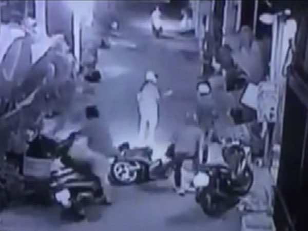 Camera ghi hình đôi nam nữ ở TP HCM bị cướp tấn công
