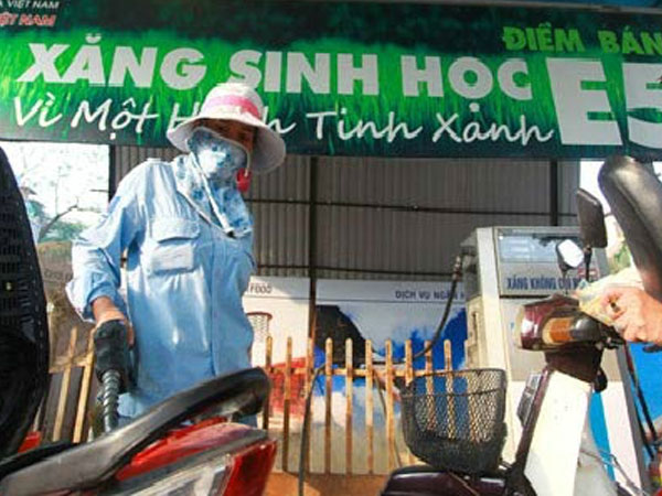 Giữ nguyên giá xăng E5, tăng giá dầu