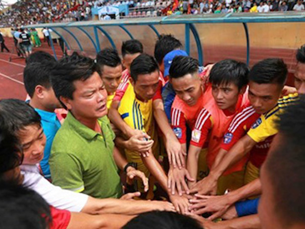 HLV, cầu thủ Nam Định FC nói gì khi thiếu điều kiện dự V.League?