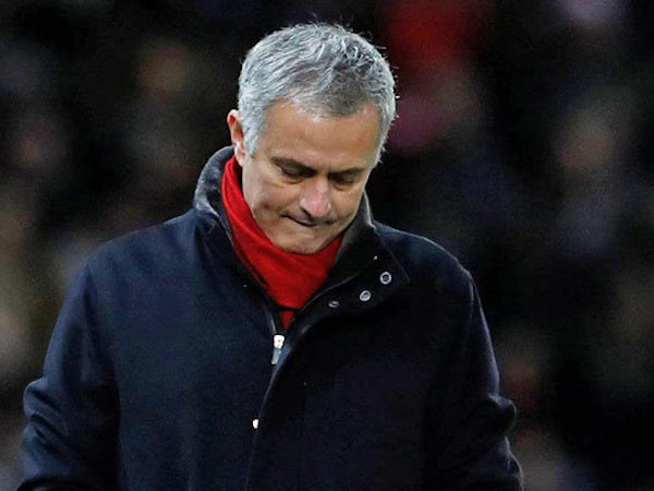 Mourinho tính đường chuồn, MU tìm người gấp