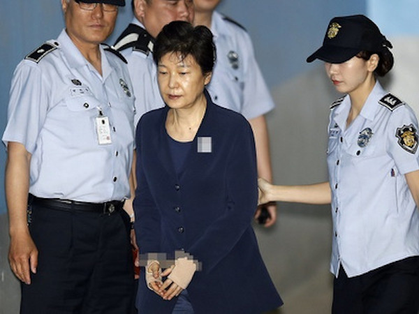 Park Geun-hye bị cáo buộc nhận hối lộ từ tình báo Hàn Quốc