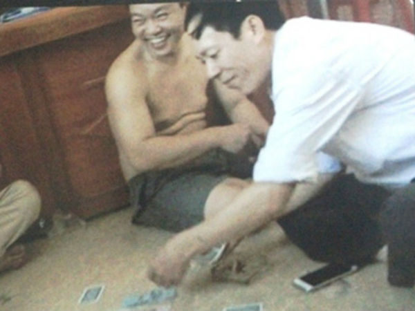 Thanh Hóa: Phó bí thư, phó chủ tịch HĐND xã đánh bài ăn tiền tại công sở