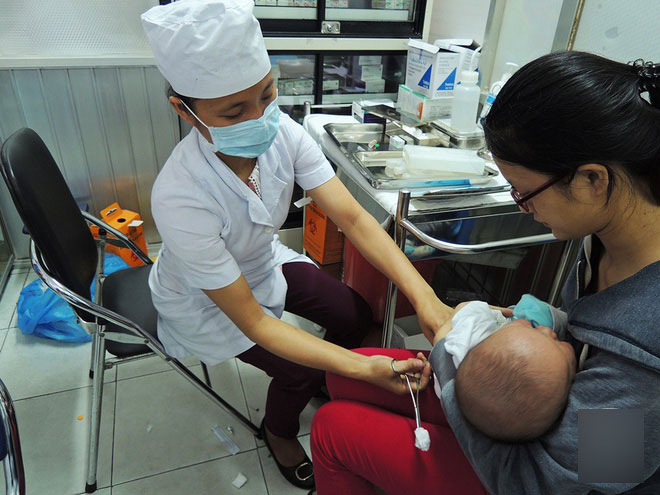 Từ tháng 1/2018, trẻ sơ sinh đến 5 tuổi bắt buộc phải tiêm đủ 10 loại vắc xin