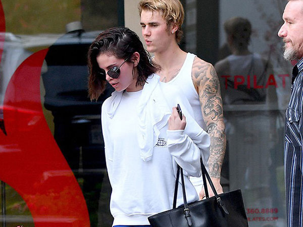Vừa cãi nhau ầm ĩ, Selena Gomez và Justin Bieber lại quấn quít ngọt ngào bên nhau