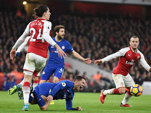 Wenger: 'Tôi chán nói về trọng tài rồi'