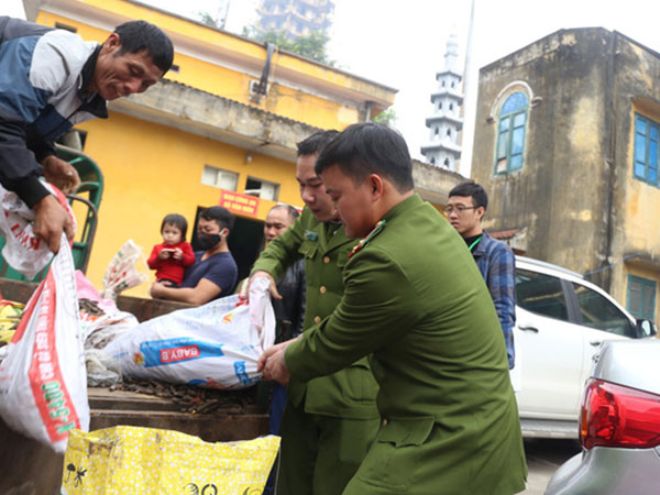 Xác minh lời khai mua đầu đạn cũ từ cán bộ Trung tâm xử lý bom mìn của chủ kho phế liệu