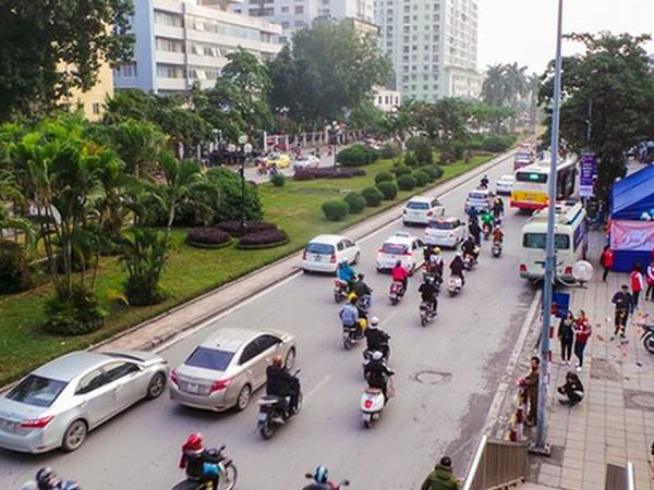 Bắt đầu dời cây, xén dải phân cách ở đường đẹp nhất Hà Nội