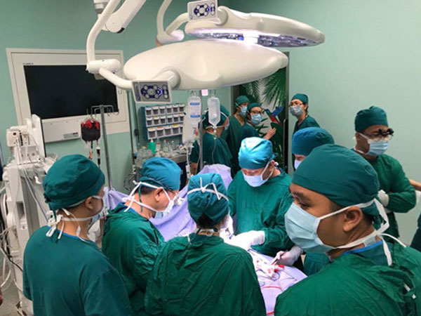 Cứu sống bé gái bị mảnh sành đâm vào cổ, ngưng tim, ngưng thở