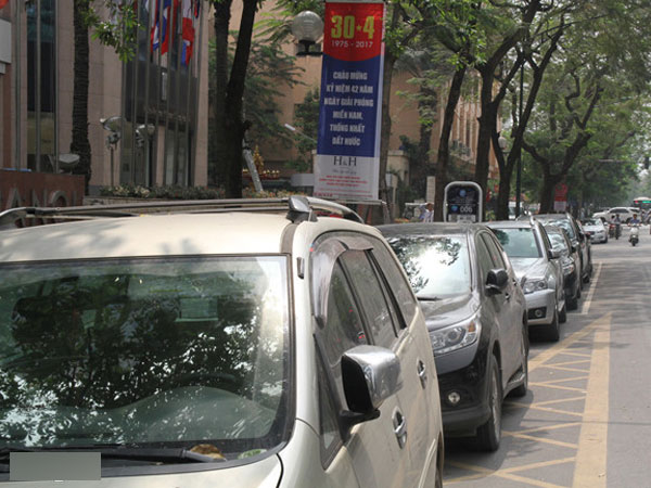 'Đi ôtô thì phải chấp nhận phí gửi xe cao'