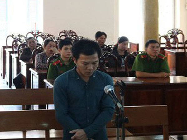 Kéo cháu họ vào nhà vệ sinh để hiếp dâm