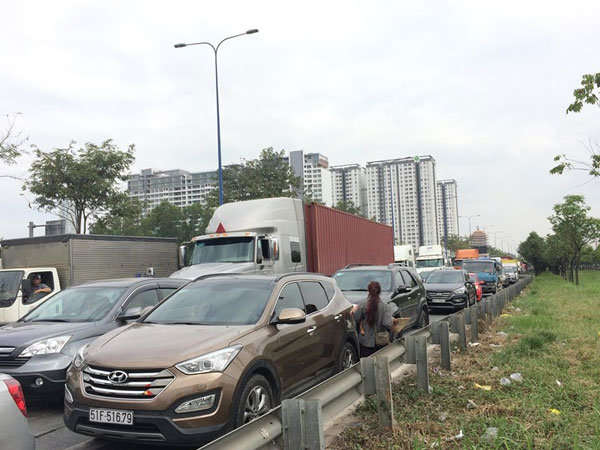 Kẹt xe 4 giờ ở đường dẫn vào cao tốc Long Thành