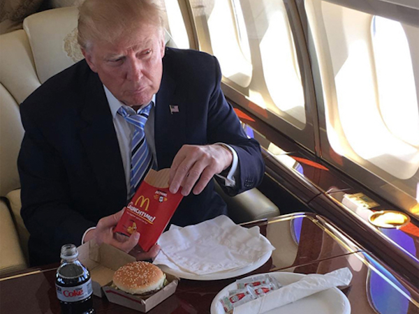Nhà báo Mỹ nói Trump thích đồ ăn nhanh vì sợ bị đầu độc
