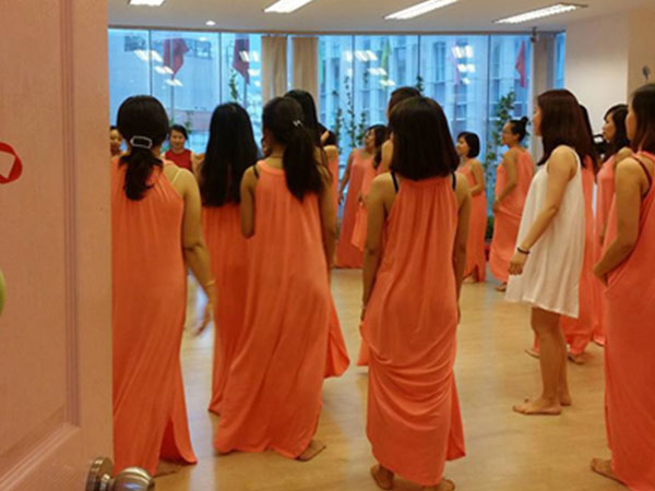 Những cô gái có chồng nhờ đi học nghệ thuật 'cưa'